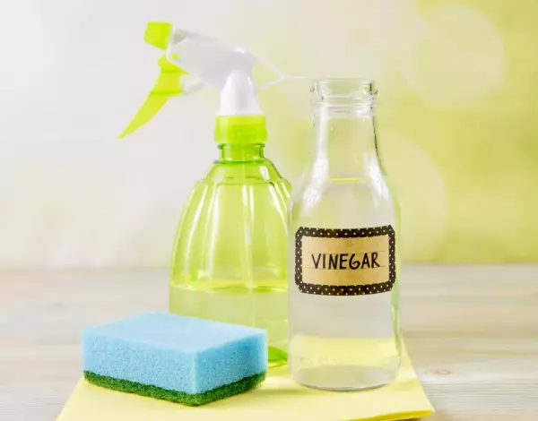 water and white vinegar solution