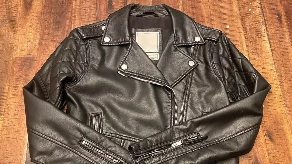 remove body odor from leather